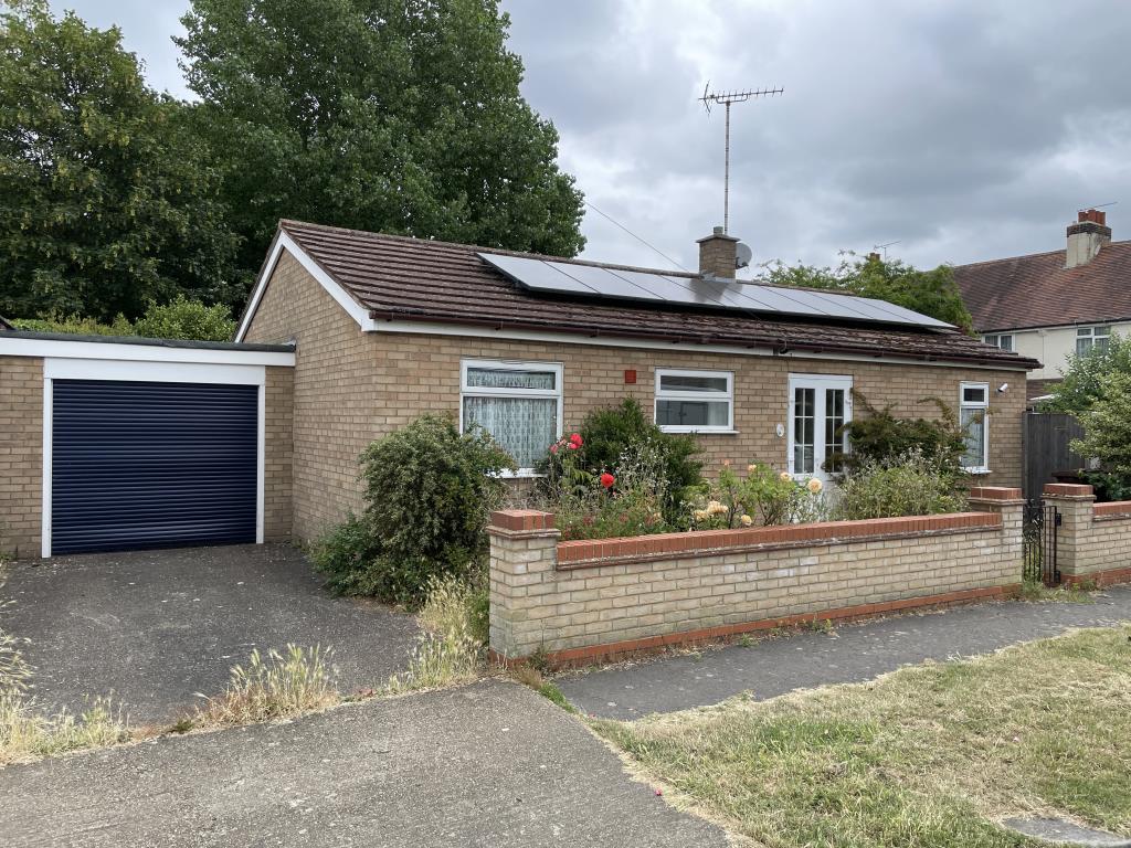 Lot: 141 - DETACHED BUNGALOW WITH CONSERVATORY FOR IMPROVEMENT - front of property